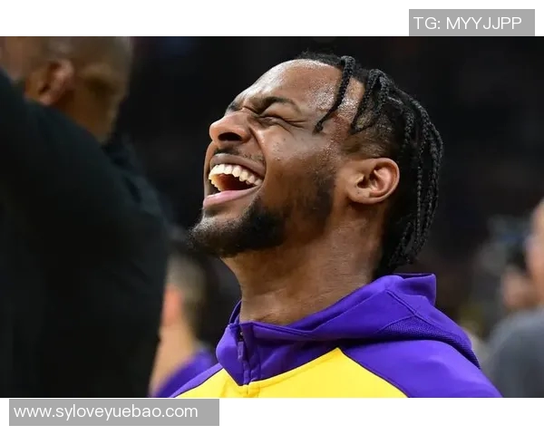 湖人赛场小动作引发广泛讨论 球员互动细节成焦点 湖人赛场小动作引发广泛讨论 球员互动细节成焦点