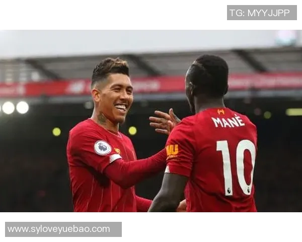 球迷在比赛日现场求婚，现场掌声不断