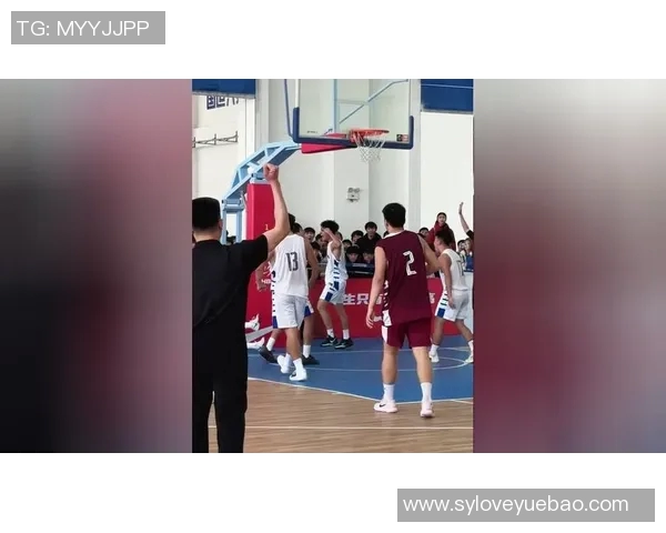 利拉德赛场小动作引热议 球迷媒体聚焦细节引发广泛讨论